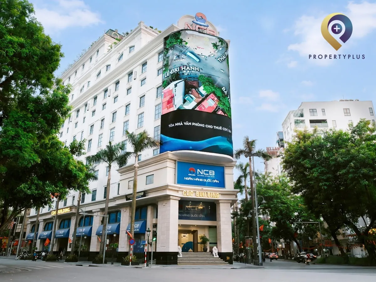 Toàn cảnh tòa nhà văn phòng CDC Building tại Hà Nội, nhìn từ góc phố.